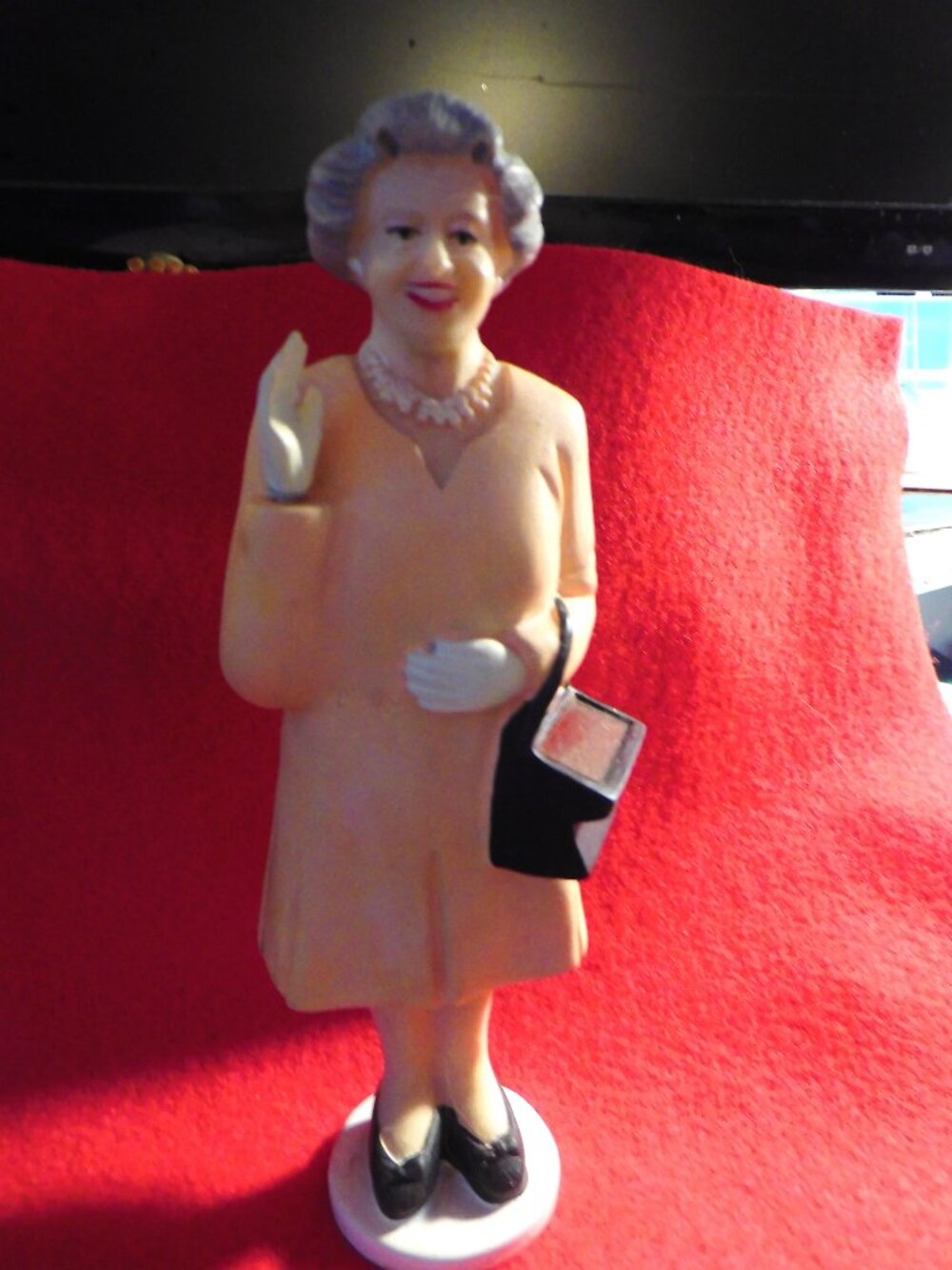 SOLAR OPERATED WAVING QUEEN ELIZABETH